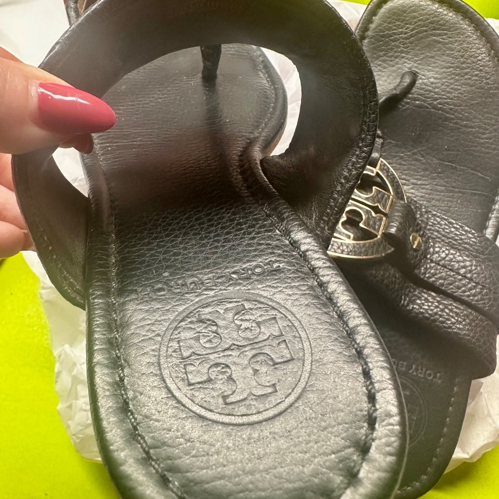 Tory Burch Black Leather Thong Sandals with Gold Logo - Picture 8 of 14